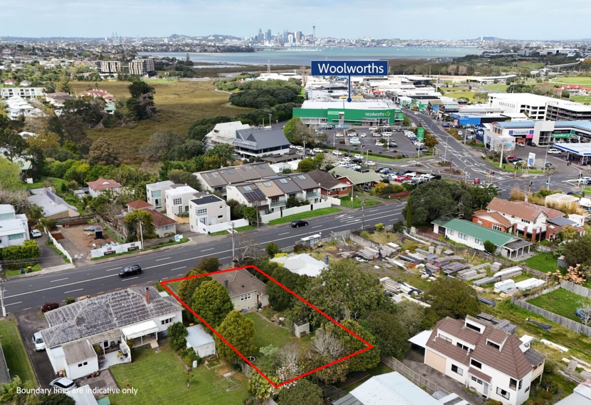2 beds 1 bath house on 706m2 section, within a short walking distance to all the amenities in Takapuna, beaches, shops, schools, zoned for Takapuna Primary, Westlake Girls and Takapuna Grammar,, 53 Anzac Street, Takapuna, Auckland