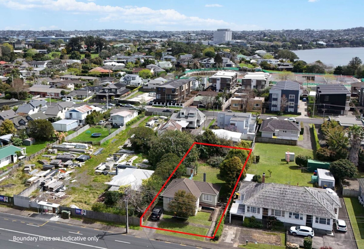 2 beds 1 bath house on 706m2 section, within a short walking distance to all the amenities in Takapuna, beaches, shops, schools, zoned for Takapuna Primary, Westlake Girls and Takapuna Grammar,, 53 Anzac Street, Takapuna, Auckland
