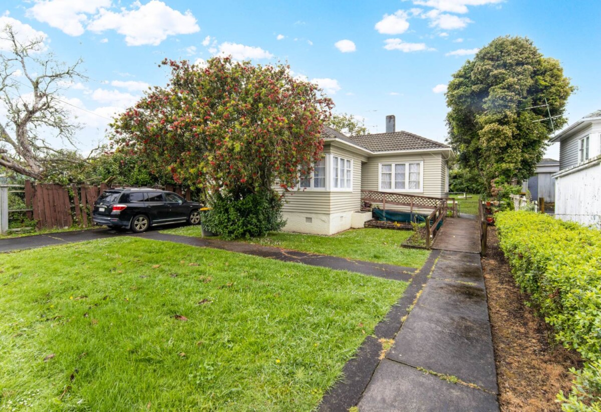 2 beds 1 bath house on 706m2 section, within a short walking distance to all the amenities in Takapuna, beaches, shops, schools, zoned for Takapuna Primary, Westlake Girls and Takapuna Grammar,, 53 Anzac Street, Takapuna, Auckland