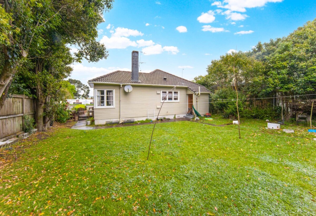 2 beds 1 bath house on 706m2 section, within a short walking distance to all the amenities in Takapuna, beaches, shops, schools, zoned for Takapuna Primary, Westlake Girls and Takapuna Grammar,, 53 Anzac Street, Takapuna, Auckland