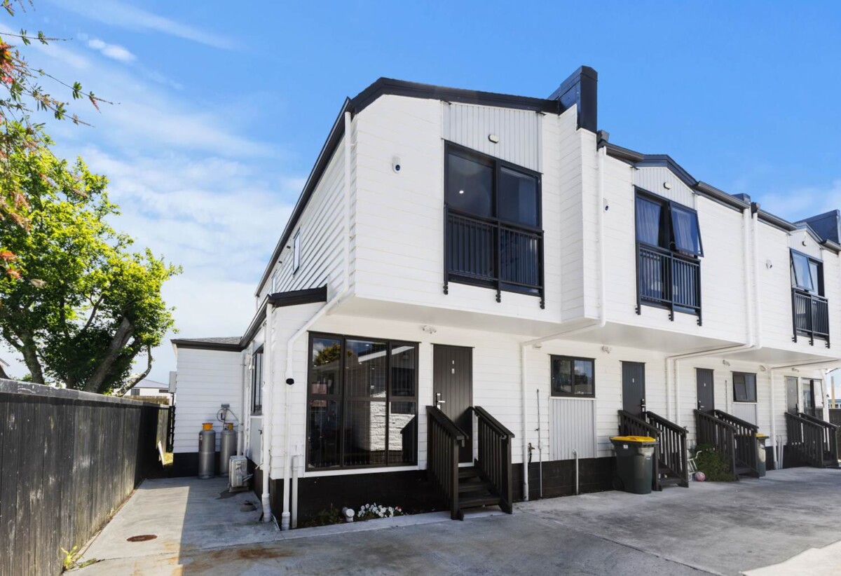 Must sell, 3 beds 2.5 bath home, Located close to schools, transport, and local amenities, 0.2 km to Kelvin Road School, 0.7 km to Papakura Intermediate, 0.9 km to Papakura High School, 19A Harper Street, Papakura, Auckland