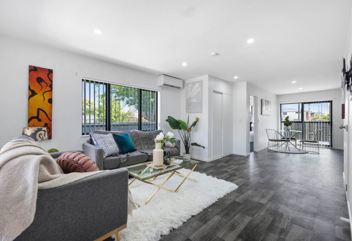 Must sell, 3 beds 2.5 bath home, Located close to schools, transport, and local amenities, 0.2 km to Kelvin Road School, 0.7 km to Papakura Intermediate, 0.9 km to Papakura High School, 19A Harper Street, Papakura, Auckland