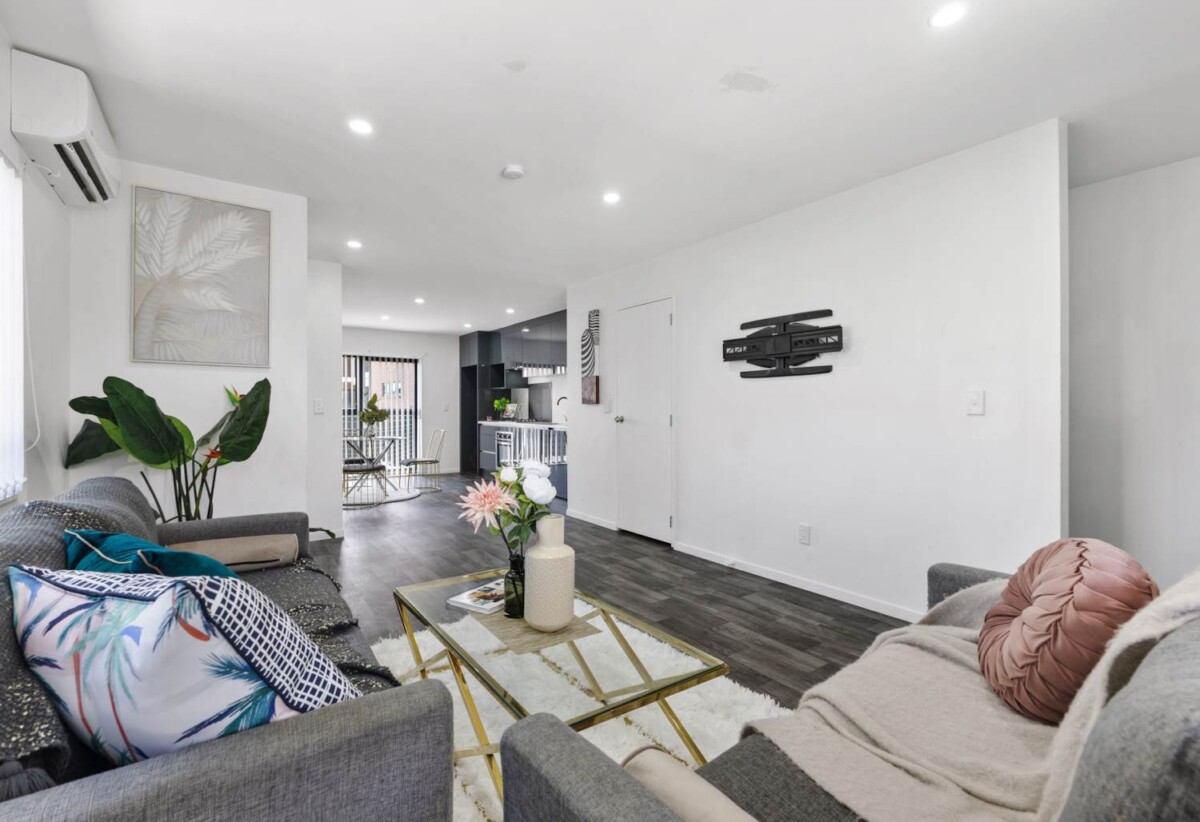 Must sell, 3 beds 2.5 bath home, Located close to schools, transport, and local amenities, 0.2 km to Kelvin Road School, 0.7 km to Papakura Intermediate, 0.9 km to Papakura High School, 19A Harper Street, Papakura, Auckland