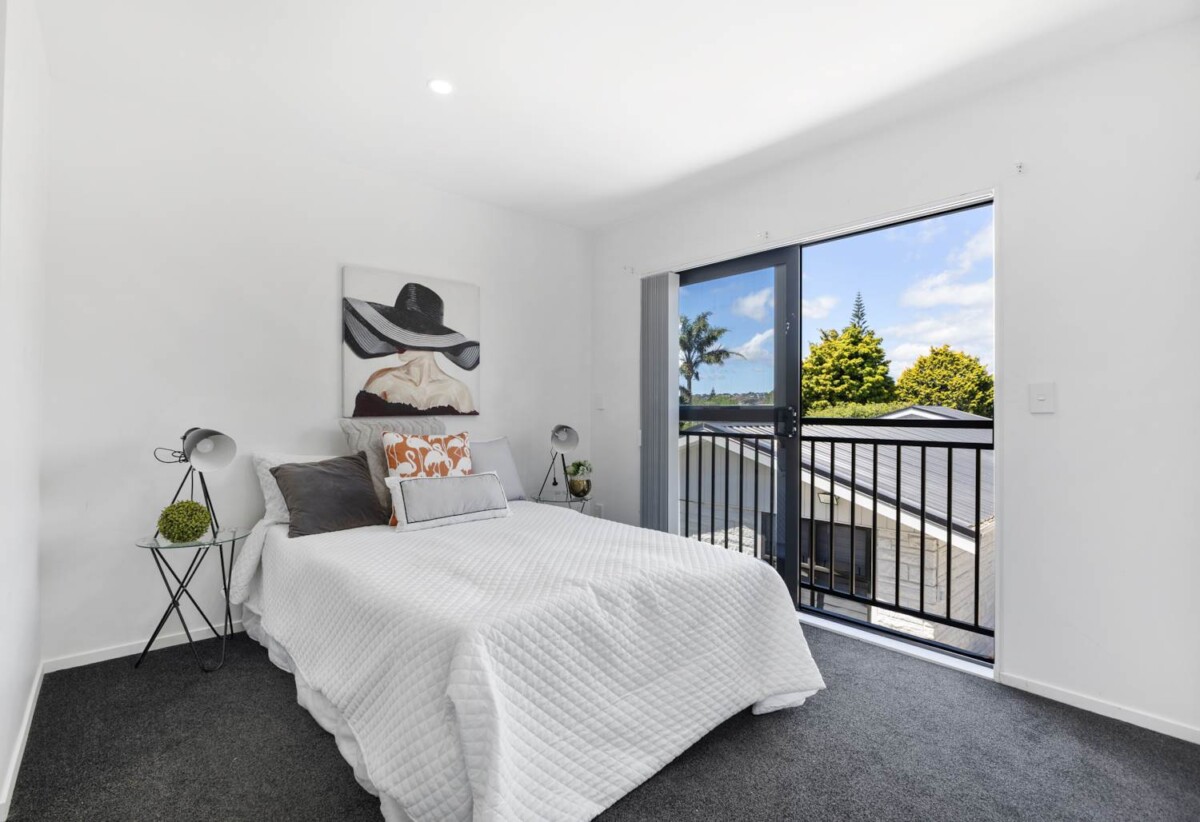 Must sell, 3 beds 2.5 bath home, Located close to schools, transport, and local amenities, 0.2 km to Kelvin Road School, 0.7 km to Papakura Intermediate, 0.9 km to Papakura High School, 19A Harper Street, Papakura, Auckland