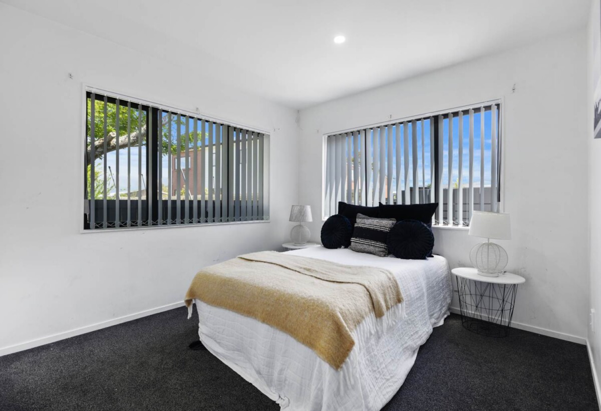 Must sell, 3 beds 2.5 bath home, Located close to schools, transport, and local amenities, 0.2 km to Kelvin Road School, 0.7 km to Papakura Intermediate, 0.9 km to Papakura High School, 19A Harper Street, Papakura, Auckland