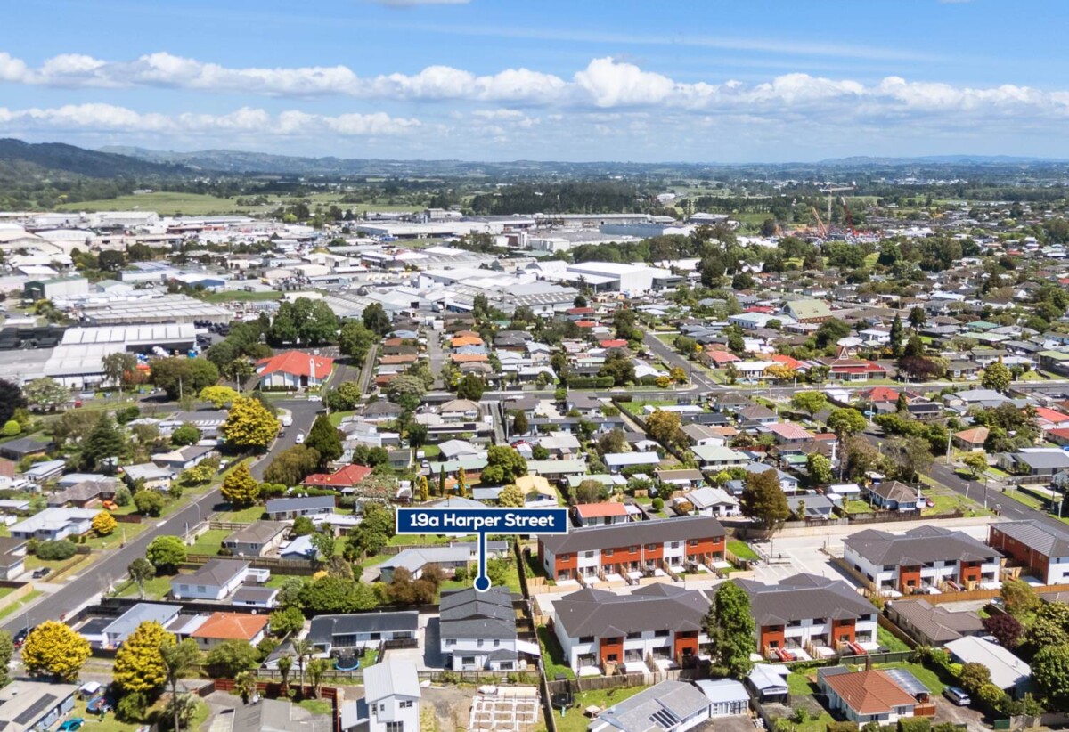Must sell, 3 beds 2.5 bath home, Located close to schools, transport, and local amenities, 0.2 km to Kelvin Road School, 0.7 km to Papakura Intermediate, 0.9 km to Papakura High School, 19A Harper Street, Papakura, Auckland