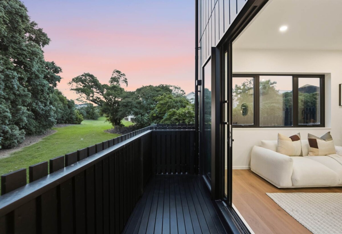 Urgent Sale, Next to park, Brandnew standalone 4 beds 2.5 baths home with garage, close to schools, shops, supermarkets, seaside parks, 0.2 km to Ruapotaka School, 5/13 Torino Street, Panmure, Auckland