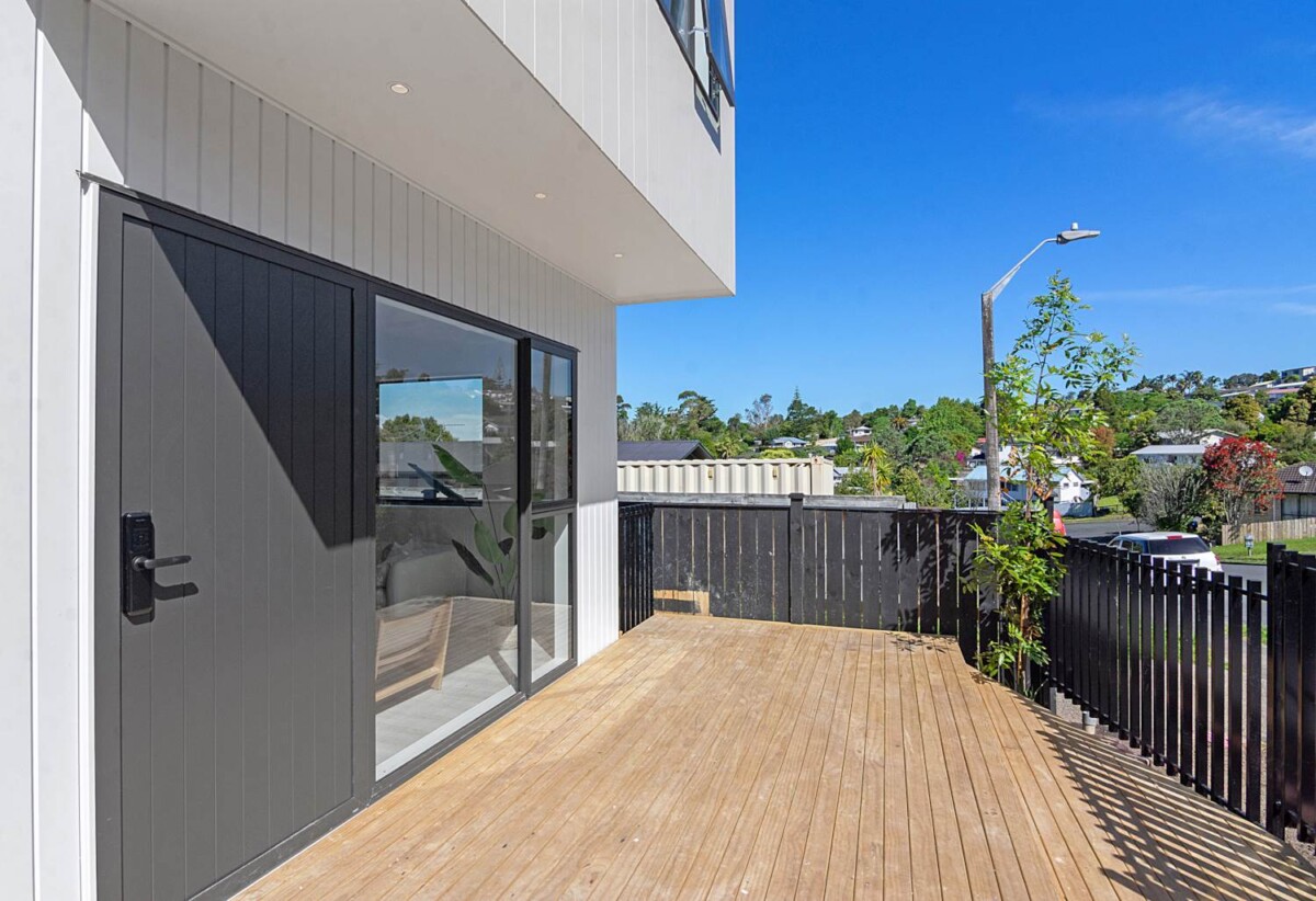 10-Year Master Build Guarantee, Brandnew standalone 3 beds 1.5 baths home with car park, minutes from the massive retail hubs of Westgate, motorway access, 170m from Massey Primary, 327m from Massey High, and zoned for the highly regarded St Paul’s, 11F Glenfinn Place, Massey, Auckland