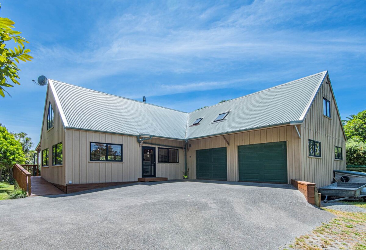 Once in 20 years, 5 beds 3 baths house with double garage and 1-bed granny on 4563m2, located in Matapouri Bay- renowned as one of the most beautiful beaches and cherished holiday spots in the North Island, 37km to Whangarei, 198km to Auckland, 885A Matapouri Road, Matapouri, Whangarei