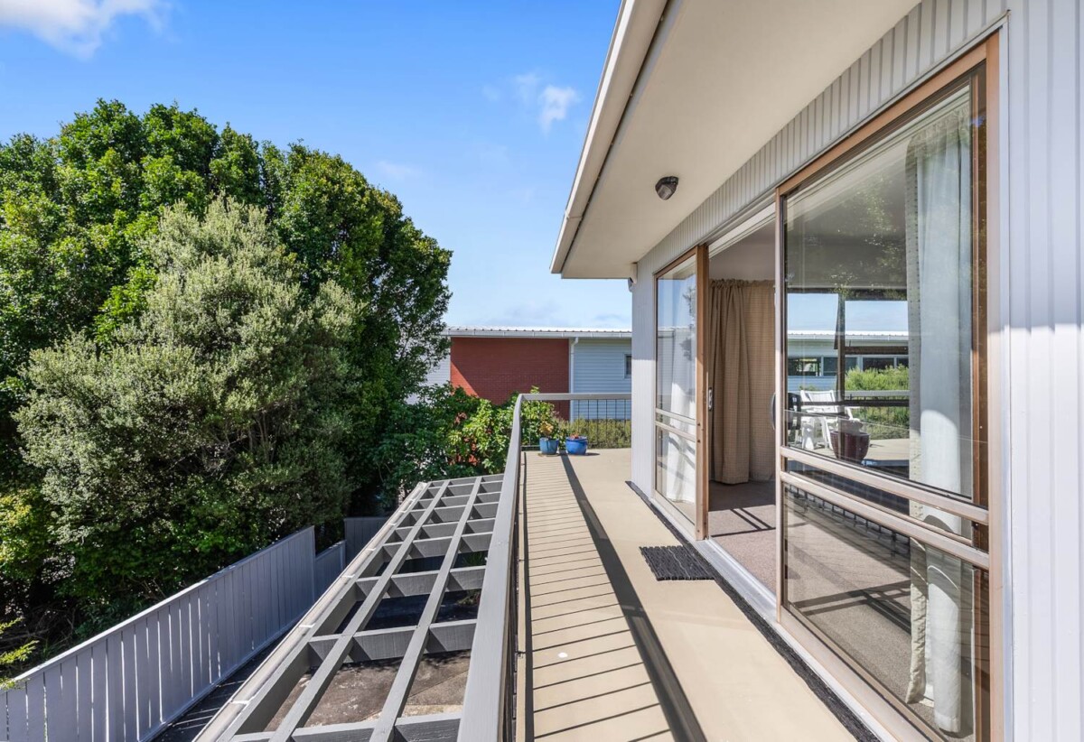 Brick and tile 5 beds 2 baths home, 3 beds kitchen family room upstairs + 2 beds kitchen living downstairs, Just a short drive to Browns Bay Shopping Centre, 0.2 km to Northcross Intermediate, 0.4 km to Sherwood School (Auckland), 2.7 km to Long Bay College, 4B Sartors Avenue, Northcross, Auckland