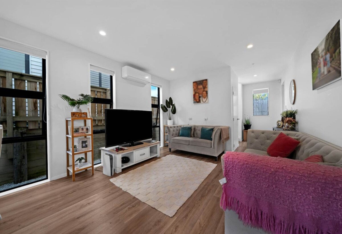 132m2 Standalone 3 beds 2.5 baths home with garage, close to Manukau Westfield shopping centre, schools, motorway access, 0.6 km to Redoubt North School, 28B Rotoma Rise, Clover Park, Auckland
