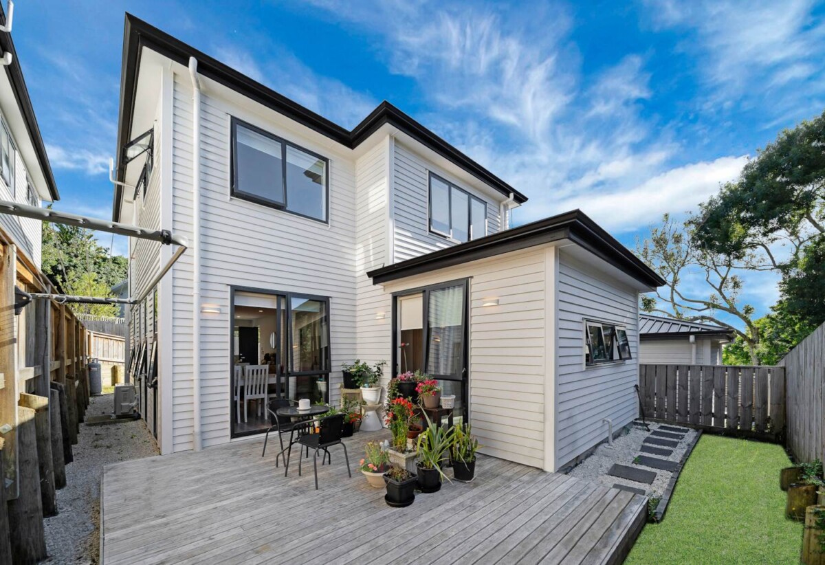 132m2 Standalone 3 beds 2.5 baths home with garage, close to Manukau Westfield shopping centre, schools, motorway access, 0.6 km to Redoubt North School, 28B Rotoma Rise, Clover Park, Auckland
