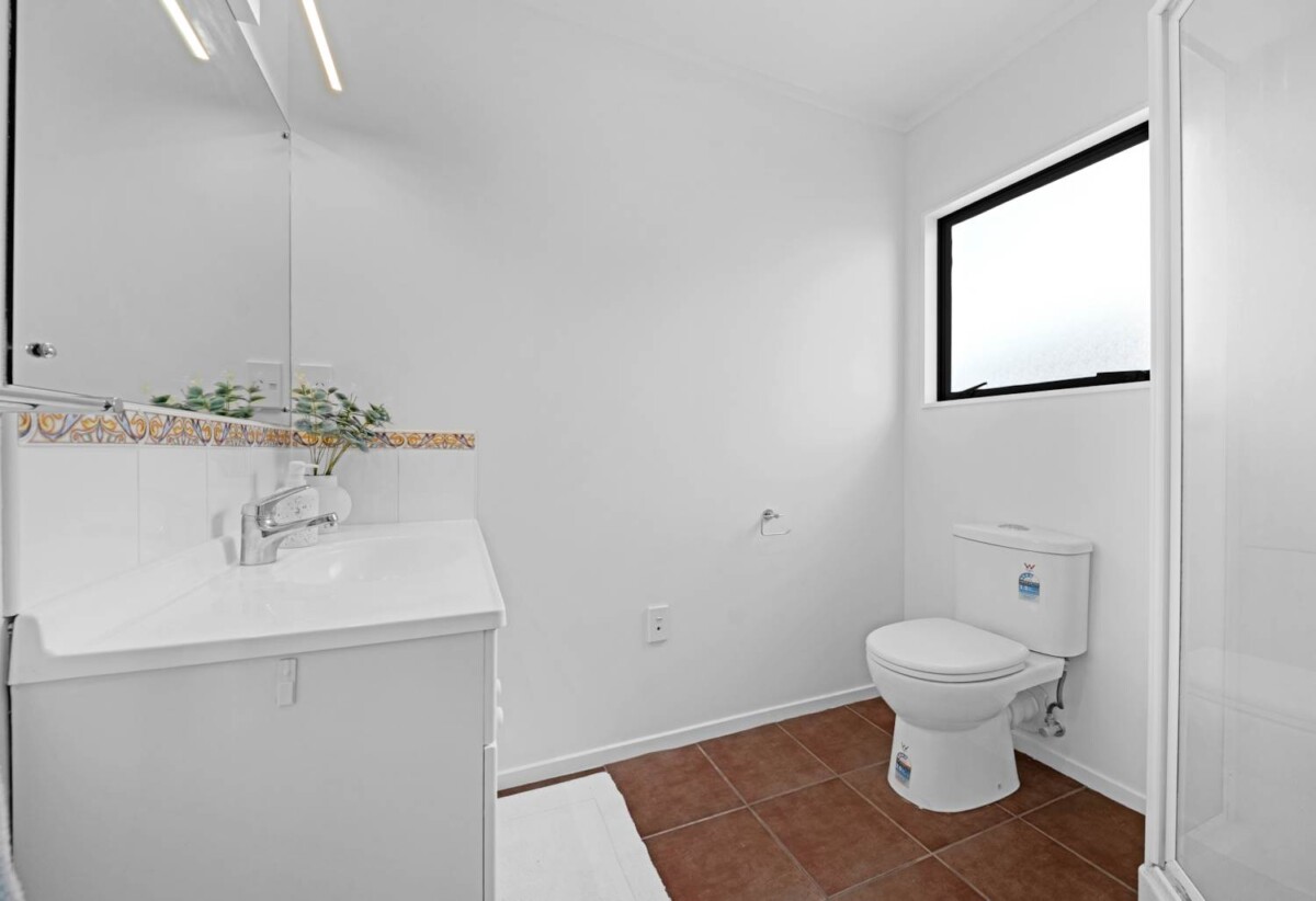 Renovated 3 beds 2 baths house with double garage on 423m2 section, 0.4 km to Pakuranga Heights School, 0.6 km to Pakuranga Intermediate, 36A Greenhill Crescent, Pakuranga, Auckland