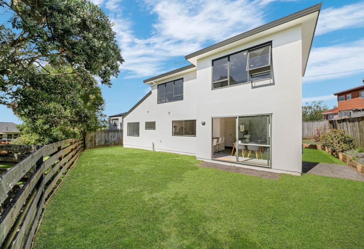 Renovated 3 beds 2 baths house with double garage on 423m2 section, 0.4 km to Pakuranga Heights School, 0.6 km to Pakuranga Intermediate, 36A Greenhill Crescent, Pakuranga, Auckland