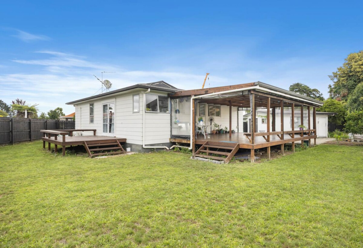 Renovated 3 beds 1 bath house with standalone double garage on 808m2 section, close to South gate shopping centre, schools, motorway access, 0.4 km to Takanini School, 9 Cathay Lane, Takanini, Auckland