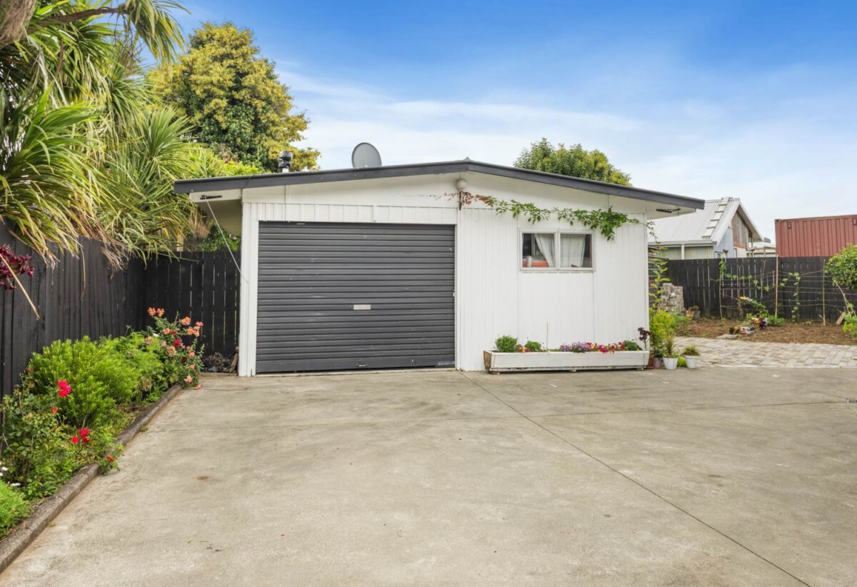 Renovated 3 beds 1 bath house with standalone double garage on 808m2 section, close to South gate shopping centre, schools, motorway access, 0.4 km to Takanini School, 9 Cathay Lane, Takanini, Auckland