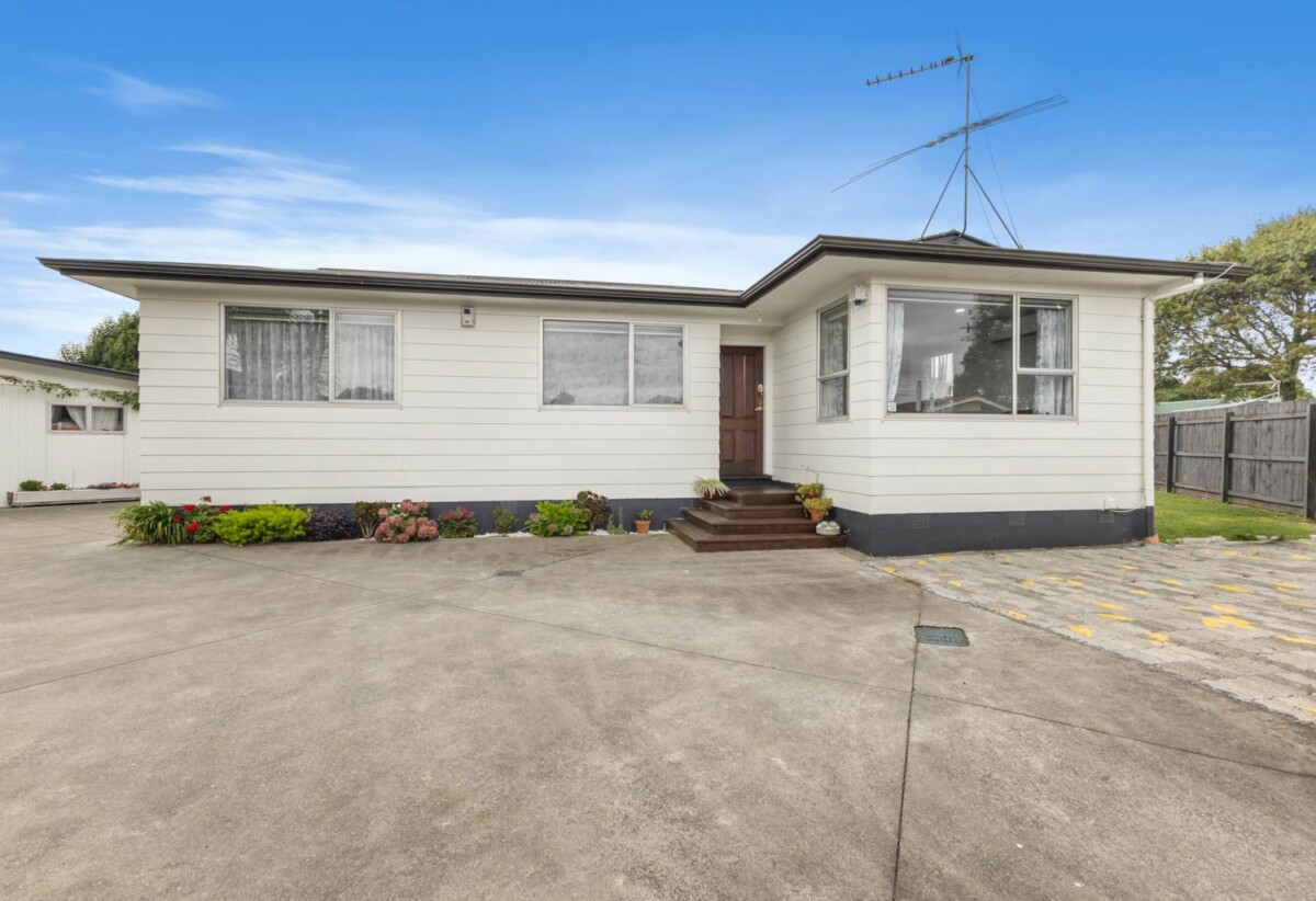 Renovated 3 beds 1 bath house with standalone double garage on 808m2 section, close to South gate shopping centre, schools, motorway access, 0.4 km to Takanini School, 9 Cathay Lane, Takanini, Auckland