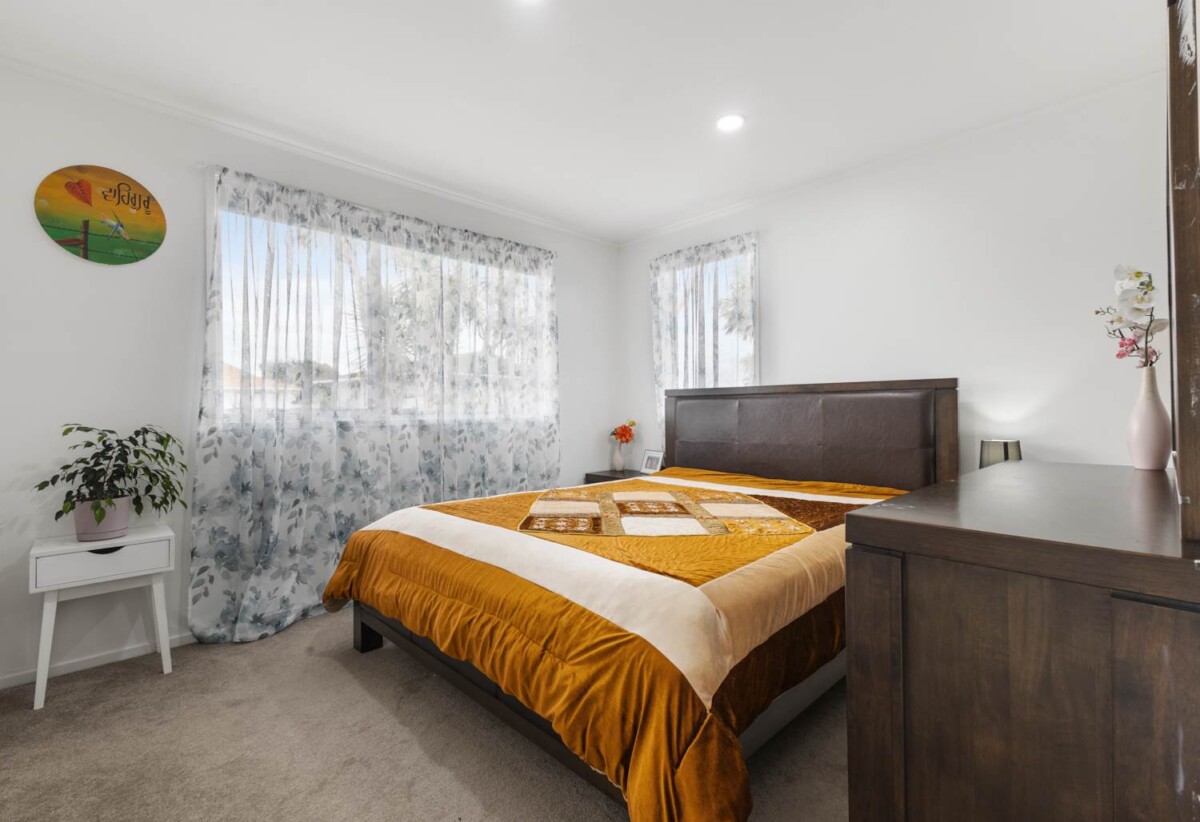 Renovated 3 beds 1 bath house with standalone double garage on 808m2 section, close to South gate shopping centre, schools, motorway access, 0.4 km to Takanini School, 9 Cathay Lane, Takanini, Auckland
