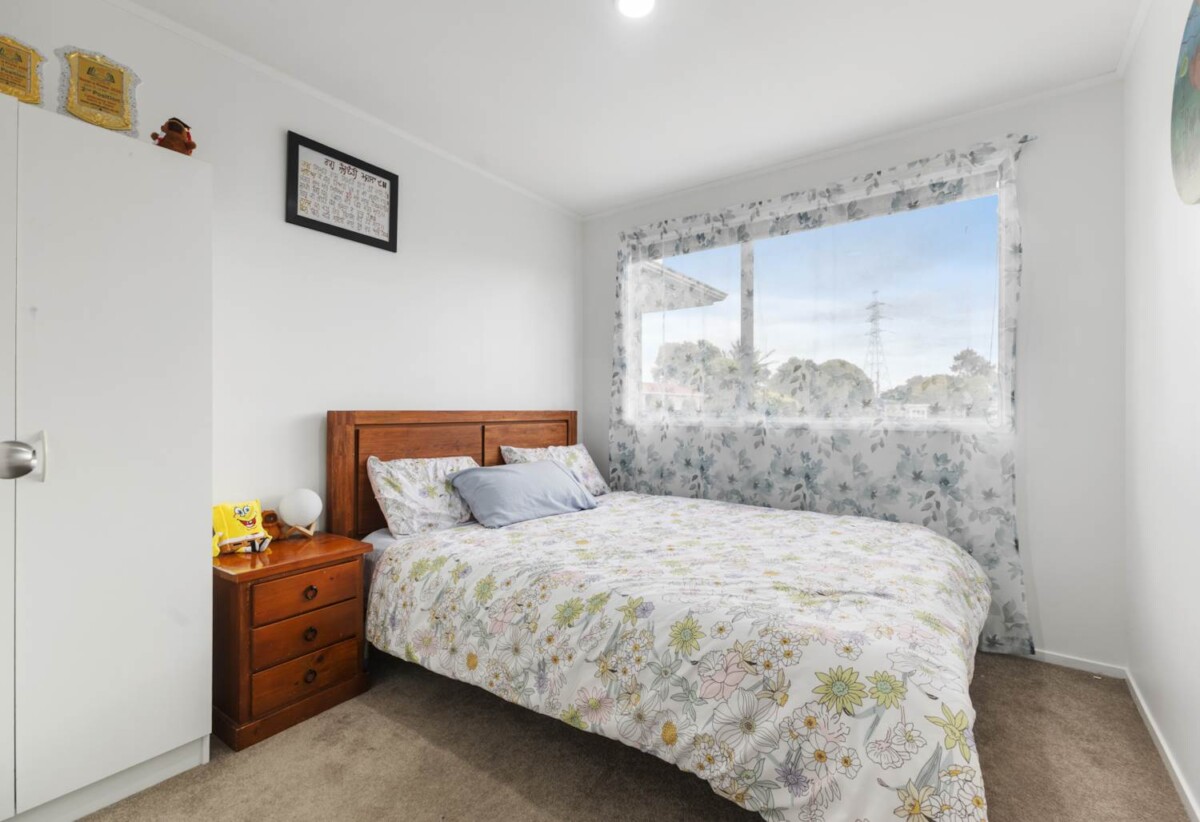 Renovated 3 beds 1 bath house with standalone double garage on 808m2 section, close to South gate shopping centre, schools, motorway access, 0.4 km to Takanini School, 9 Cathay Lane, Takanini, Auckland
