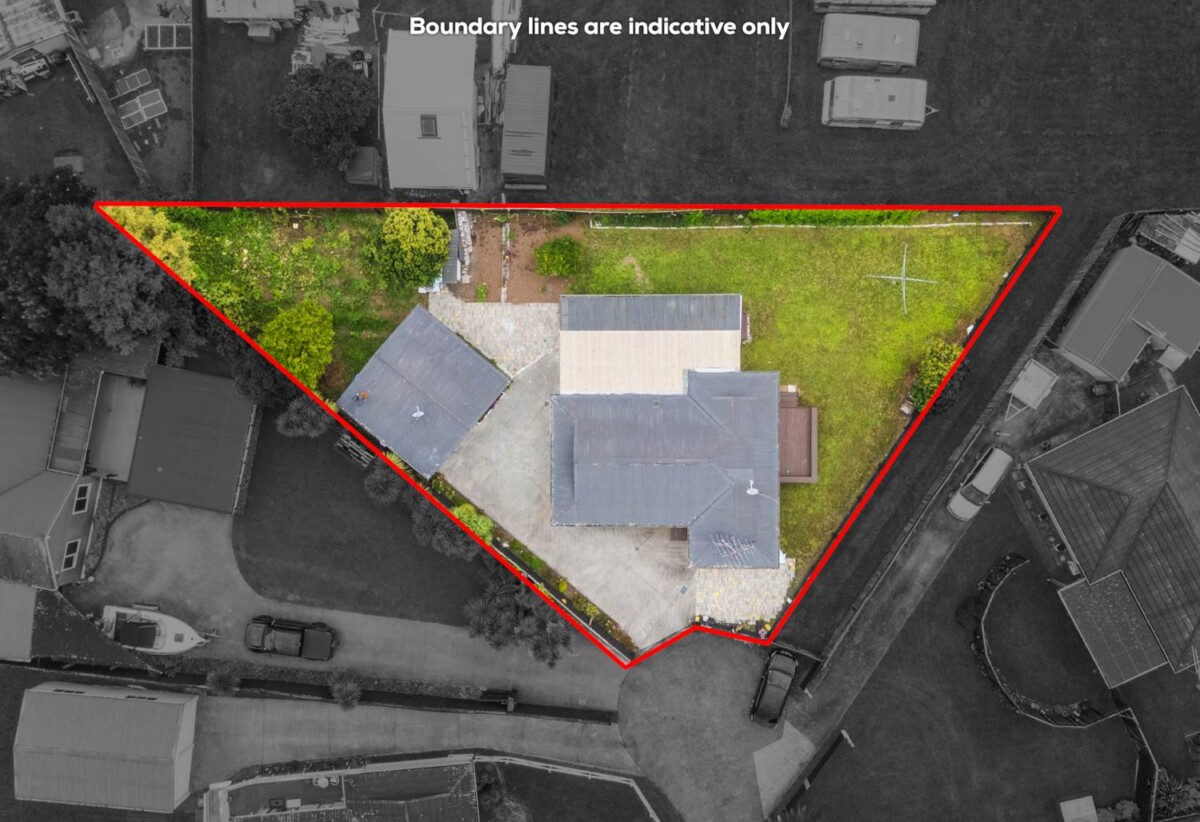 Renovated 3 beds 1 bath house with standalone double garage on 808m2 section, close to South gate shopping centre, schools, motorway access, 0.4 km to Takanini School, 9 Cathay Lane, Takanini, Auckland
