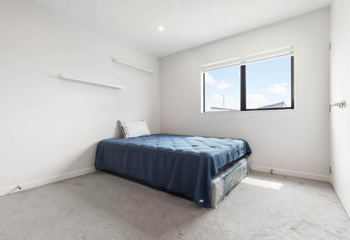 Urgent Sale Required, asking $689,000, 3 beds 2 baths home with car park, Minutes to Papakura Town Centre, shops, cafés, and supermarkets, Close to parks, reserves, and local schools, 0.5 km to Cosgrove School, 16 Tumu Road, Papakura, Auckland