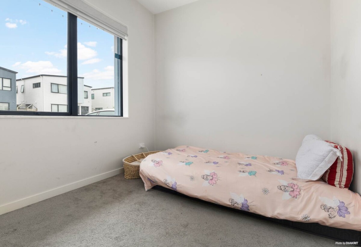 Urgent Sale Required, asking $689,000, 3 beds 2 baths home with car park, Minutes to Papakura Town Centre, shops, cafés, and supermarkets, Close to parks, reserves, and local schools, 0.5 km to Cosgrove School, 16 Tumu Road, Papakura, Auckland