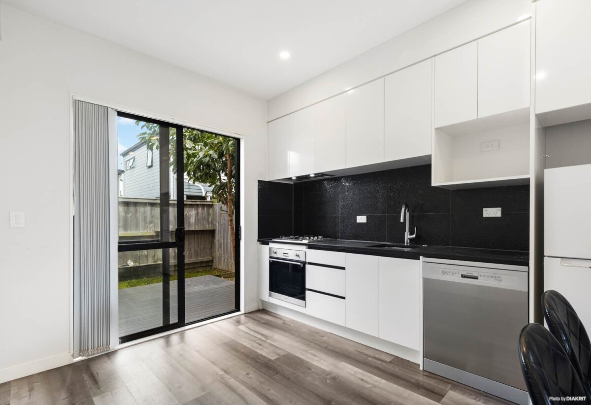 Urgent Sale Required, asking $689,000, 3 beds 2 baths home with car park, Minutes to Papakura Town Centre, shops, cafés, and supermarkets, Close to parks, reserves, and local schools, 0.5 km to Cosgrove School, 16 Tumu Road, Papakura, Auckland