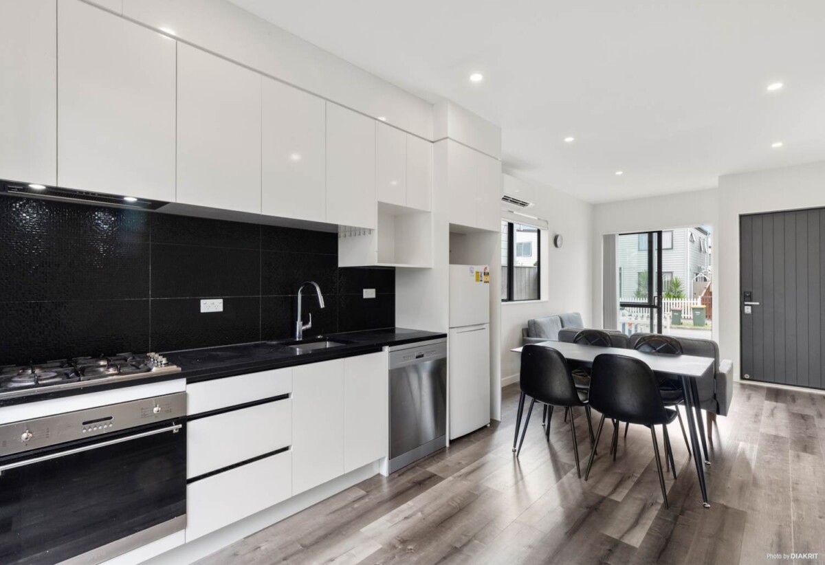 Urgent Sale Required, asking $689,000, 3 beds 2 baths home with car park, Minutes to Papakura Town Centre, shops, cafés, and supermarkets, Close to parks, reserves, and local schools, 0.5 km to Cosgrove School, 16 Tumu Road, Papakura, Auckland