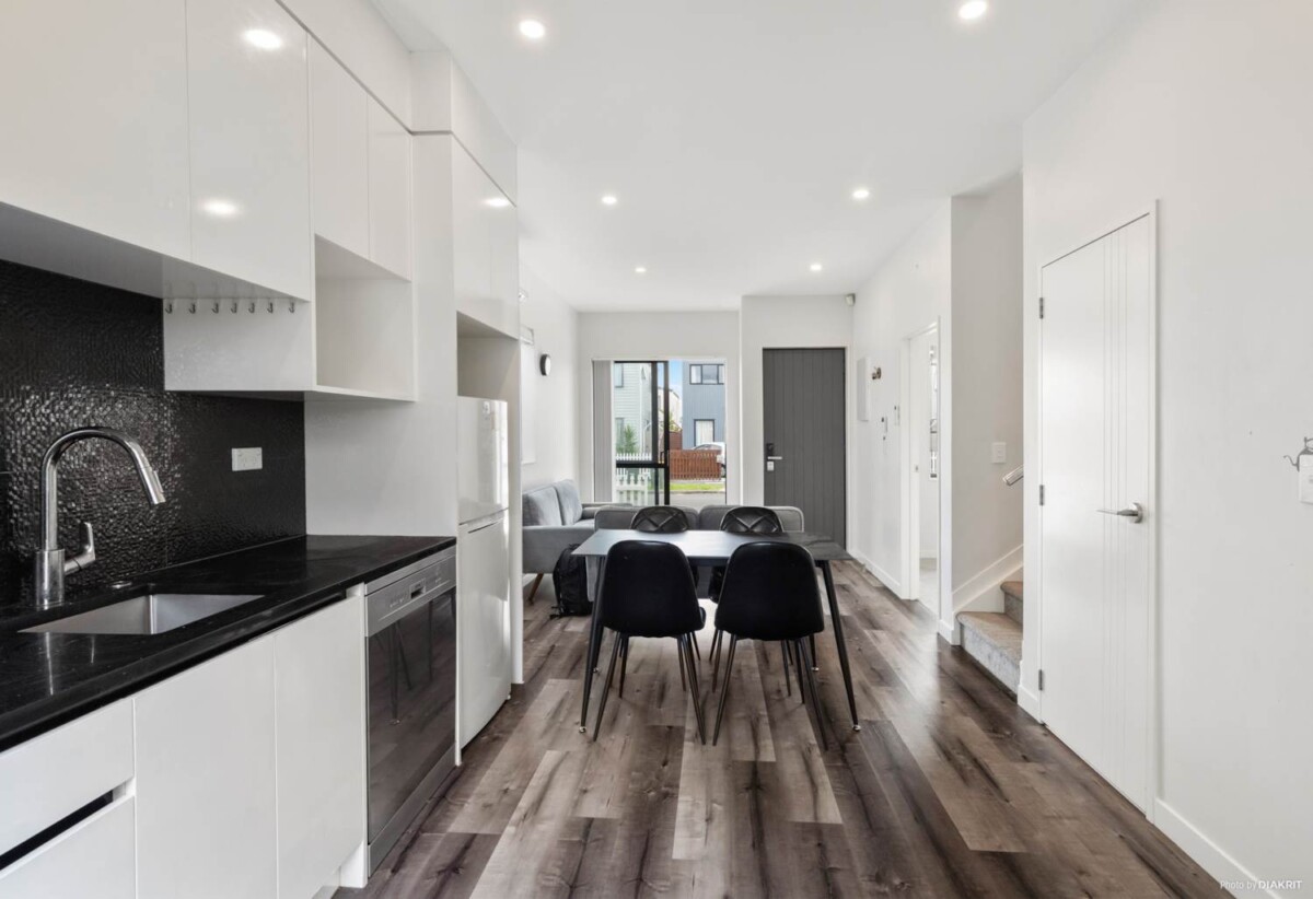 Urgent Sale Required, asking $689,000, 3 beds 2 baths home with car park, Minutes to Papakura Town Centre, shops, cafés, and supermarkets, Close to parks, reserves, and local schools, 0.5 km to Cosgrove School, 16 Tumu Road, Papakura, Auckland