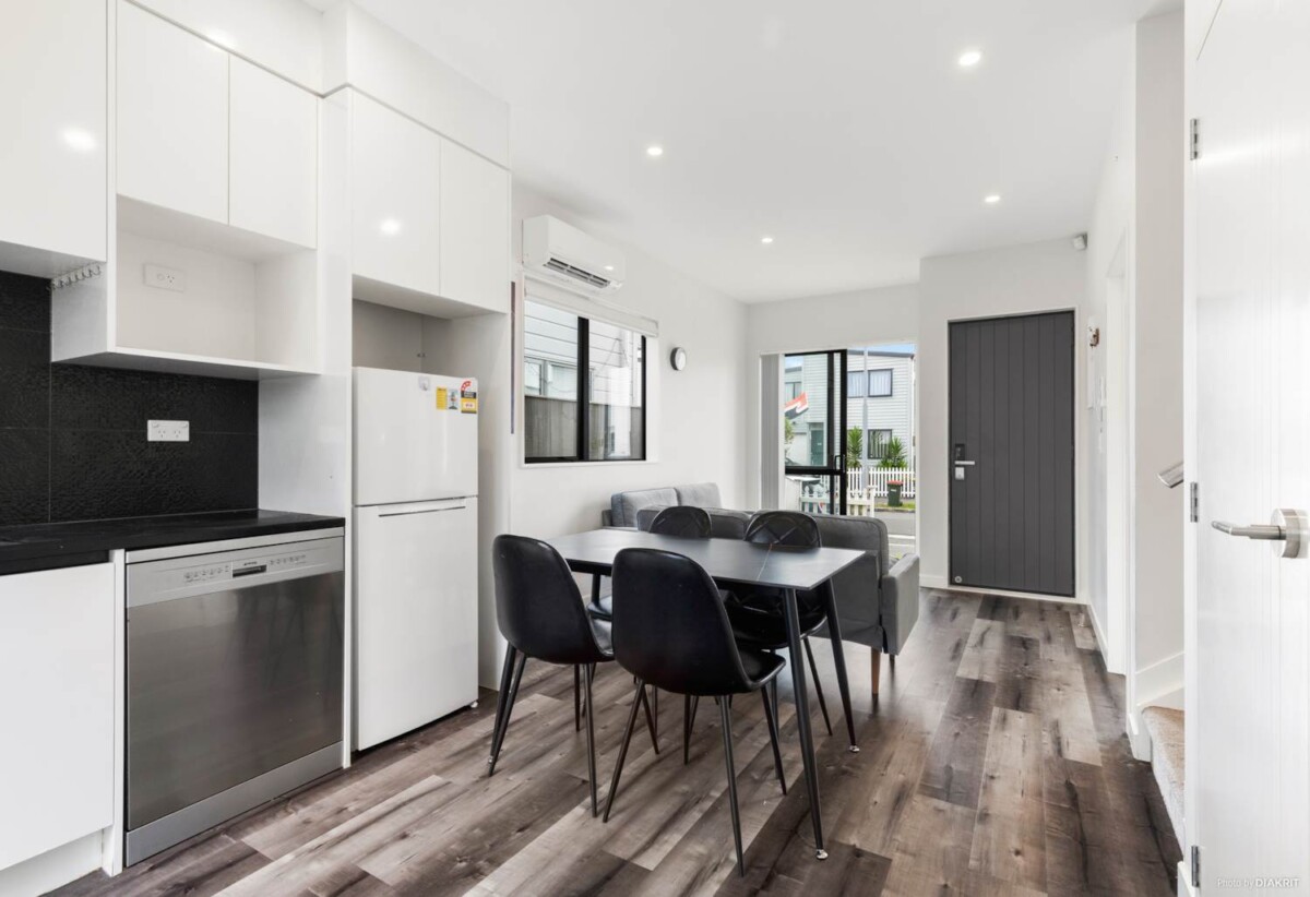 Urgent Sale Required, asking $689,000, 3 beds 2 baths home with car park, Minutes to Papakura Town Centre, shops, cafés, and supermarkets, Close to parks, reserves, and local schools, 0.5 km to Cosgrove School, 16 Tumu Road, Papakura, Auckland