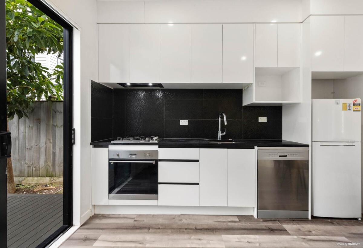 Urgent Sale Required, asking $689,000, 3 beds 2 baths home with car park, Minutes to Papakura Town Centre, shops, cafés, and supermarkets, Close to parks, reserves, and local schools, 0.5 km to Cosgrove School, 16 Tumu Road, Papakura, Auckland