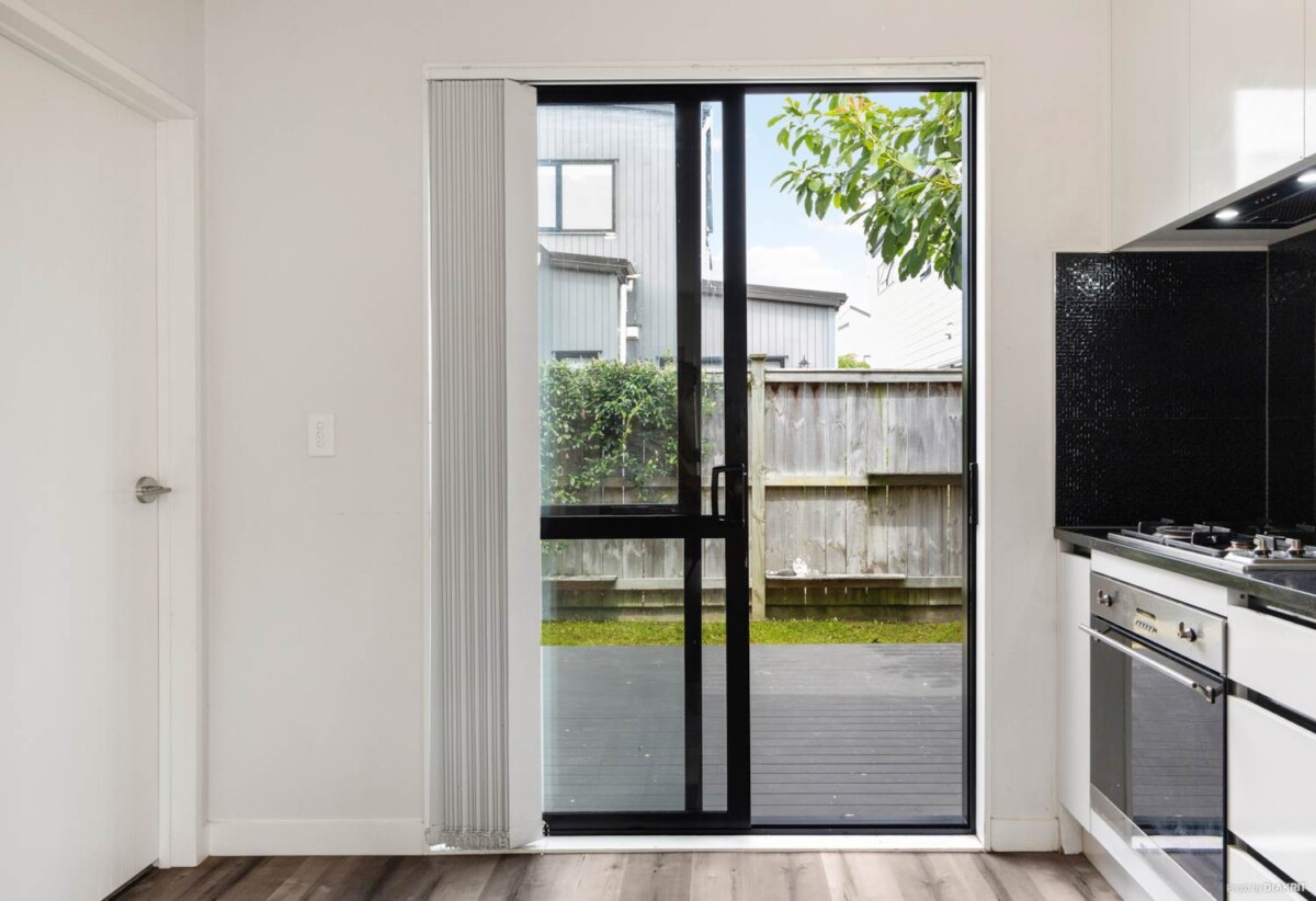 Urgent Sale Required, asking $689,000, 3 beds 2 baths home with car park, Minutes to Papakura Town Centre, shops, cafés, and supermarkets, Close to parks, reserves, and local schools, 0.5 km to Cosgrove School, 16 Tumu Road, Papakura, Auckland