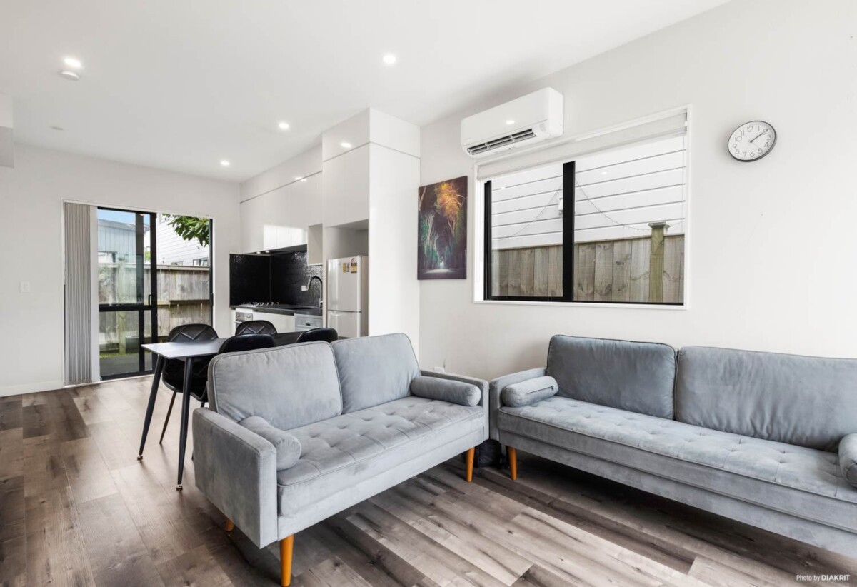 Urgent Sale Required, asking $689,000, 3 beds 2 baths home with car park, Minutes to Papakura Town Centre, shops, cafés, and supermarkets, Close to parks, reserves, and local schools, 0.5 km to Cosgrove School, 16 Tumu Road, Papakura, Auckland