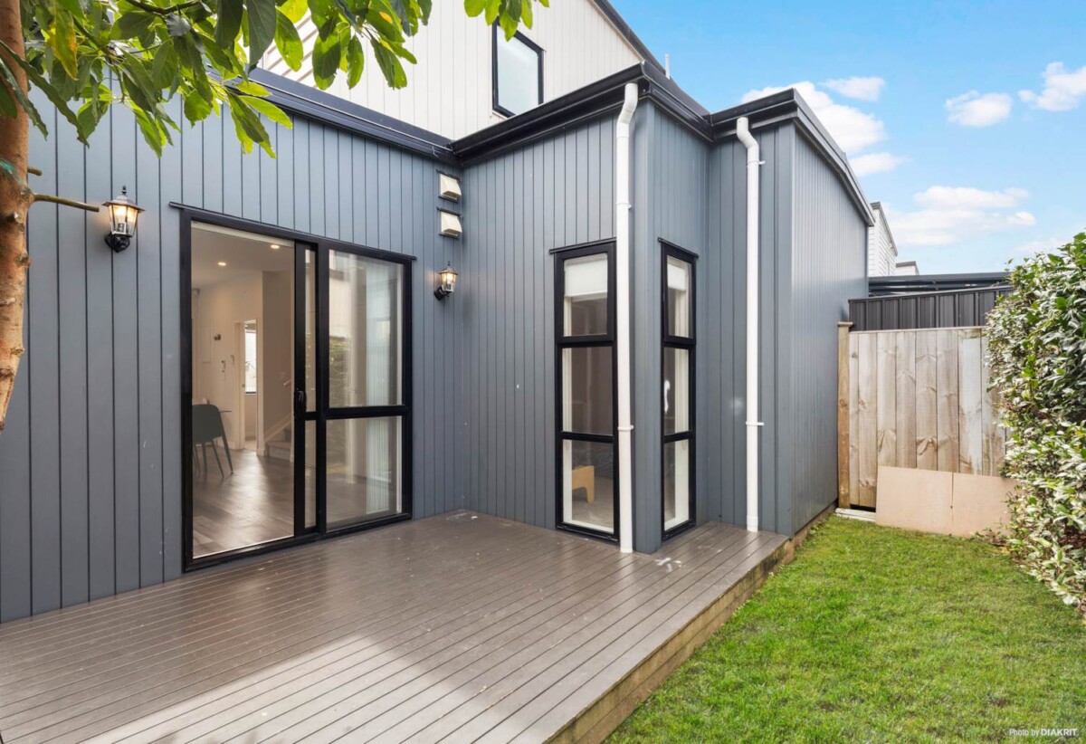 Urgent Sale Required, asking $689,000, 3 beds 2 baths home with car park, Minutes to Papakura Town Centre, shops, cafés, and supermarkets, Close to parks, reserves, and local schools, 0.5 km to Cosgrove School, 16 Tumu Road, Papakura, Auckland