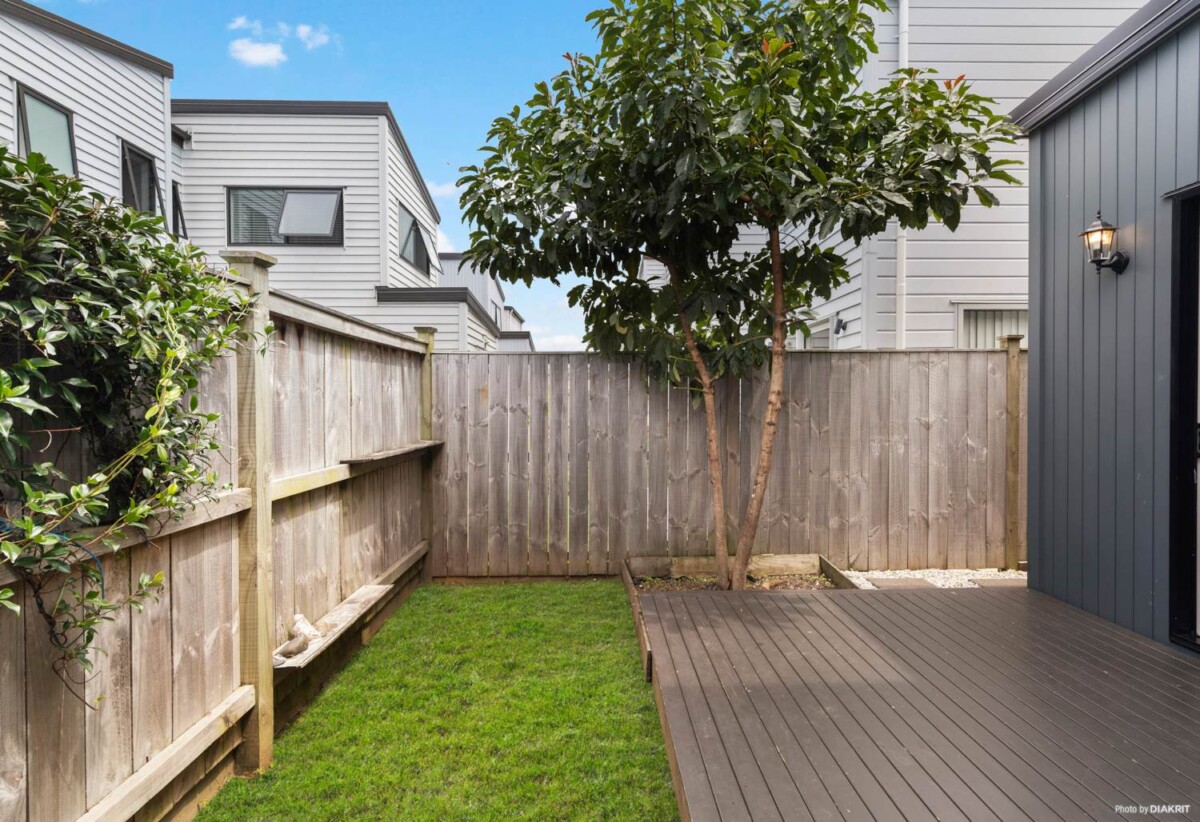 Urgent Sale Required, asking $689,000, 3 beds 2 baths home with car park, Minutes to Papakura Town Centre, shops, cafés, and supermarkets, Close to parks, reserves, and local schools, 0.5 km to Cosgrove School, 16 Tumu Road, Papakura, Auckland