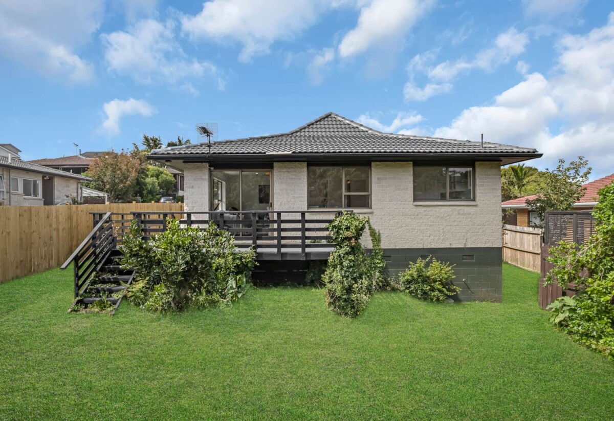 Move-In Ready, Renovated Brick and tile 3 beds 1 bath house with garage, Minutes from the Half Moon Bay Marina, cafes, and ferry terminal, in a highly sought-after school zone, like Pakuranga College and Farm Cove intermediate, 2/23 Birman Close, Half Moon Bay, Auckland