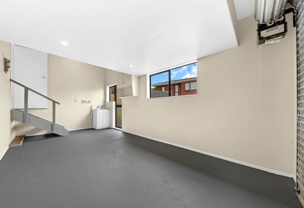 Move-In Ready, Renovated Brick and tile 3 beds 1 bath house with garage, Minutes from the Half Moon Bay Marina, cafes, and ferry terminal, in a highly sought-after school zone, like Pakuranga College and Farm Cove intermediate, 2/23 Birman Close, Half Moon Bay, Auckland