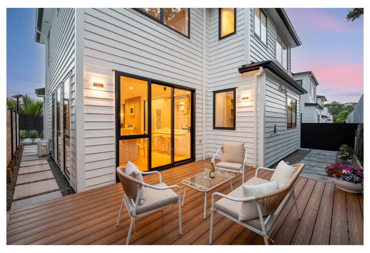 Motivated vendor, Rangitoto College and Double Westlake school zone, 155m2 Brandnew standalone 4 beds 2.5 baths home with garage , minutes from the stunning Campbells Bay Beach, local cafés, parks, and coastal walkways, schools, 8/8 Park Rise, Campbells Bay, Auckland