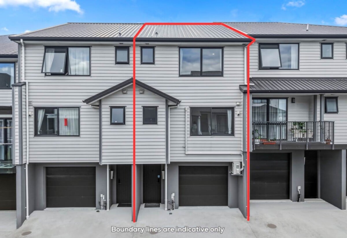 Rangitoto College zone, 4 beds 3 baths home with garage, zones for Rangitoto College, Northcross Intermediate, and Pinehill School, with the Albany Park & Ride Bus Station within walking distance, close to Westfield Albany, 10 Peony Mews, Oteha, Auckland