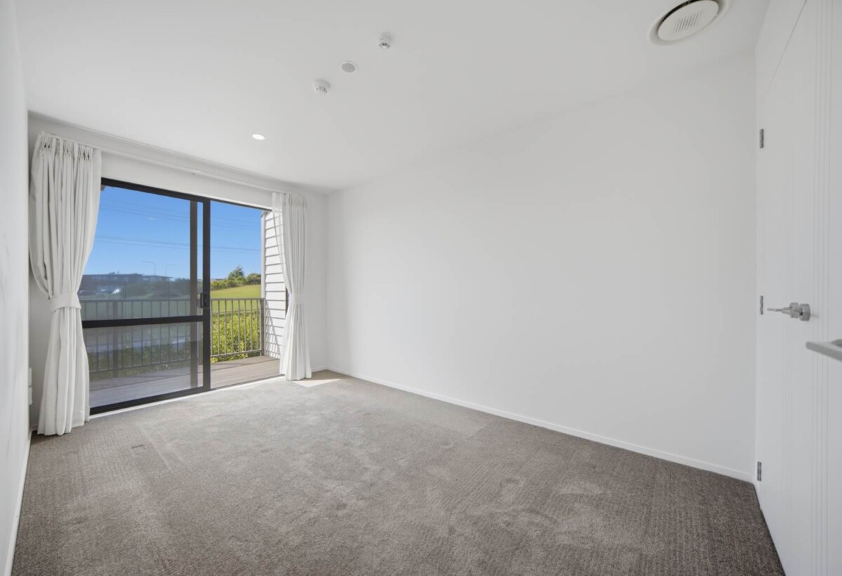 Rangitoto College zone, 4 beds 3 baths home with garage, zones for Rangitoto College, Northcross Intermediate, and Pinehill School, with the Albany Park & Ride Bus Station within walking distance, close to Westfield Albany, 10 Peony Mews, Oteha, Auckland