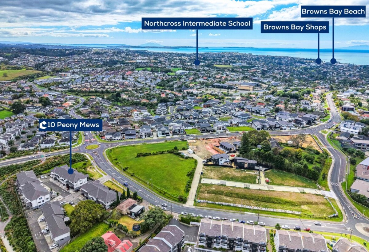 Rangitoto College zone, 4 beds 3 baths home with garage, zones for Rangitoto College, Northcross Intermediate, and Pinehill School, with the Albany Park & Ride Bus Station within walking distance, close to Westfield Albany, 10 Peony Mews, Oteha, Auckland