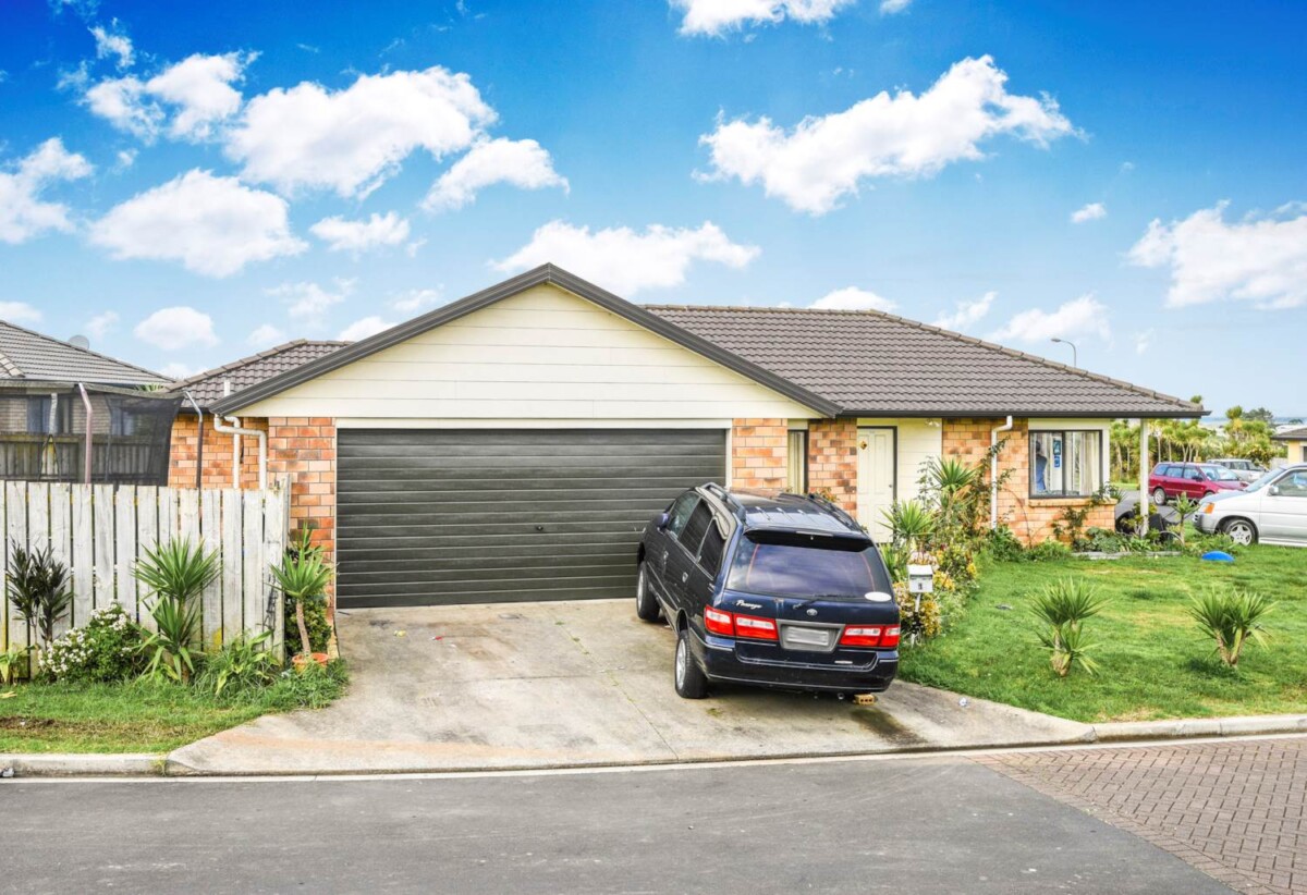142m2 Brick and tile 4 beds 2.5 baths house with double garage on 475m2 section, Currently leased to Housing New Zealand until 30 November 2028, with annual gross rental income of $38,480, close to shops, schools, motorway access, 0.5 km to Jean Batten School, 1 Orrell Place, Mangere, Auckland