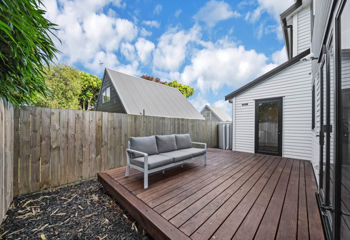 Freehold 3 beds 2.5 baths home with garage, 0.3 km to Avondale Primary School (Auckland), 7F Walsall Street, Avondale, Auckland