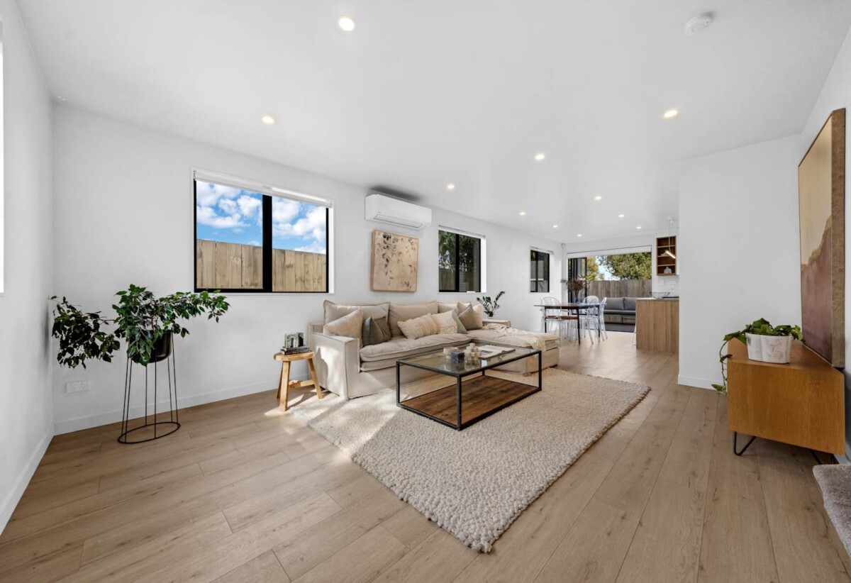 Freehold 3 beds 2.5 baths home with garage, 0.3 km to Avondale Primary School (Auckland), 7F Walsall Street, Avondale, Auckland