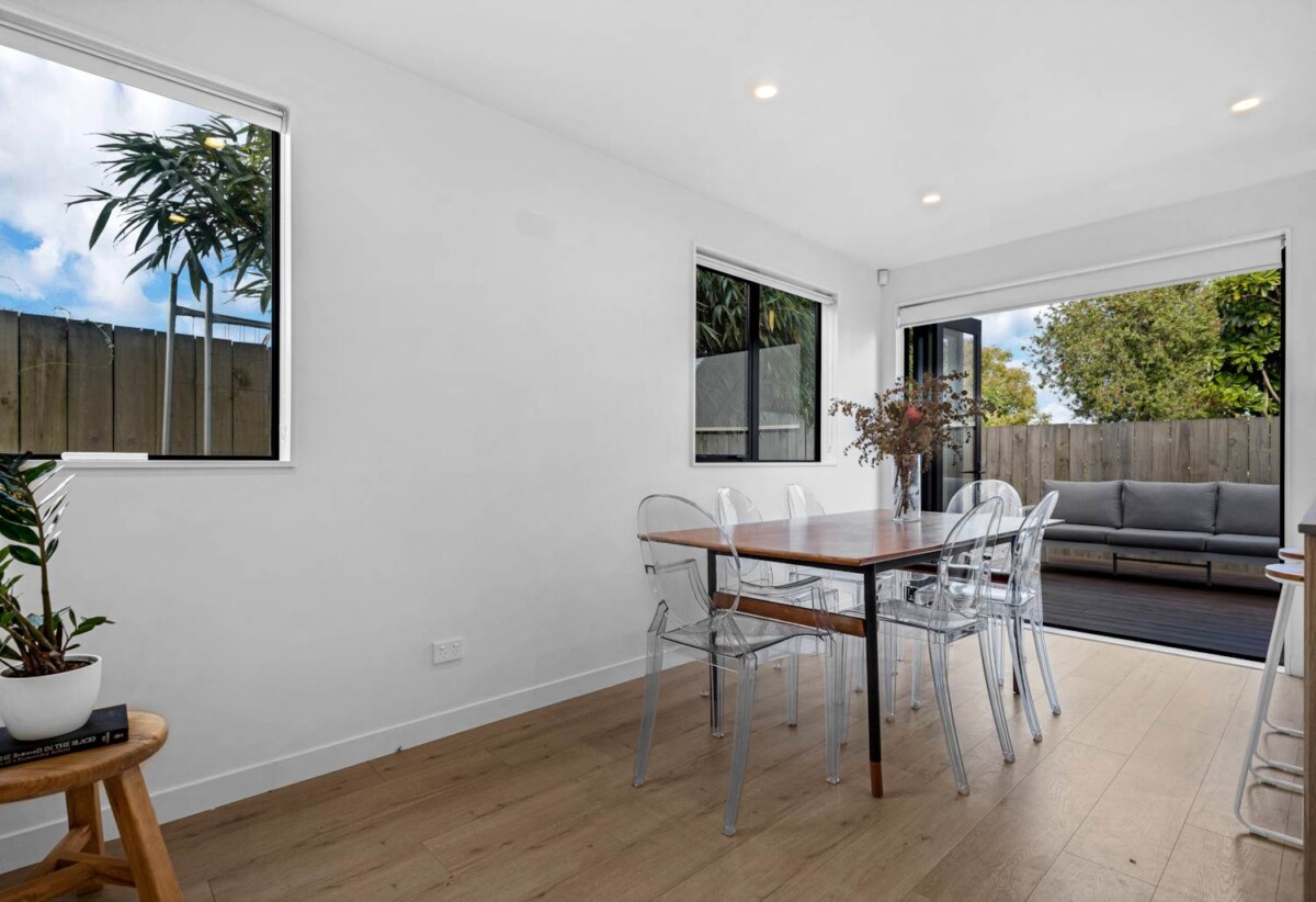 Freehold 3 beds 2.5 baths home with garage, 0.3 km to Avondale Primary School (Auckland), 7F Walsall Street, Avondale, Auckland