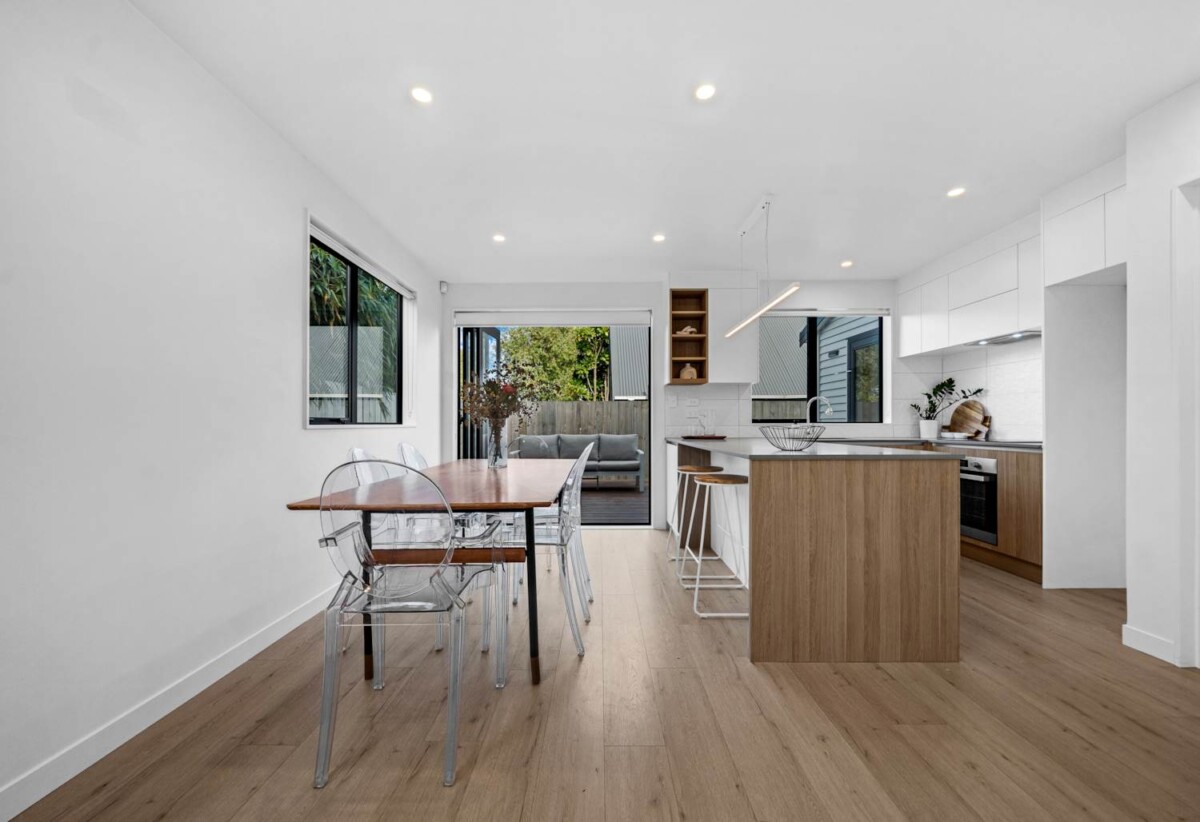 Freehold 3 beds 2.5 baths home with garage, 0.3 km to Avondale Primary School (Auckland), 7F Walsall Street, Avondale, Auckland