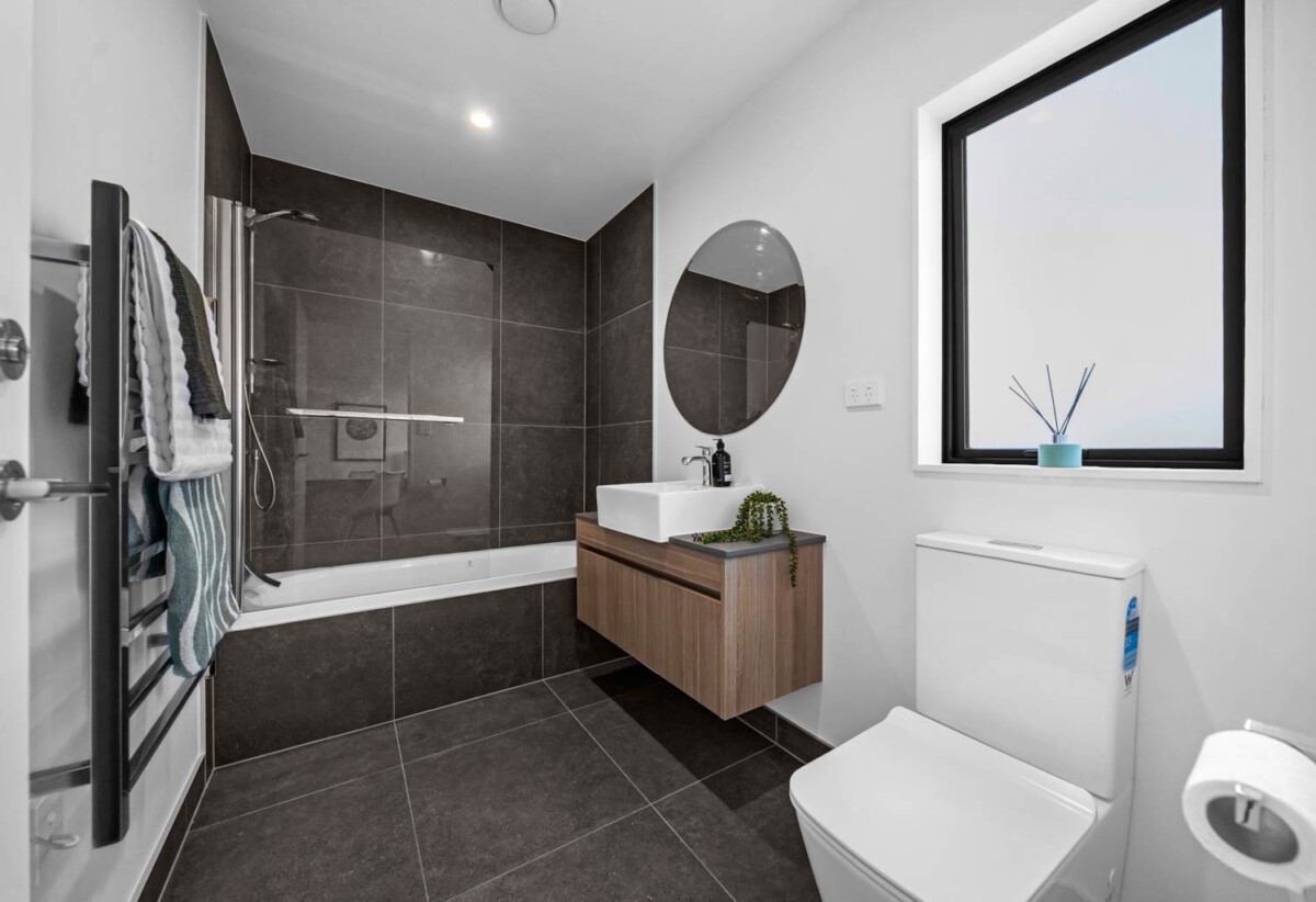 Freehold 3 beds 2.5 baths home with garage, 0.3 km to Avondale Primary School (Auckland), 7F Walsall Street, Avondale, Auckland