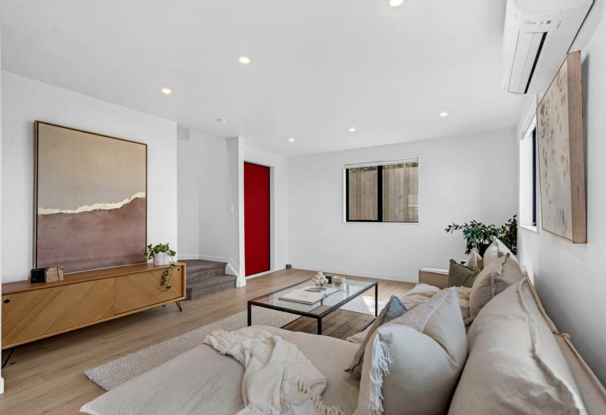 Freehold 3 beds 2.5 baths home with garage, 0.3 km to Avondale Primary School (Auckland), 7F Walsall Street, Avondale, Auckland
