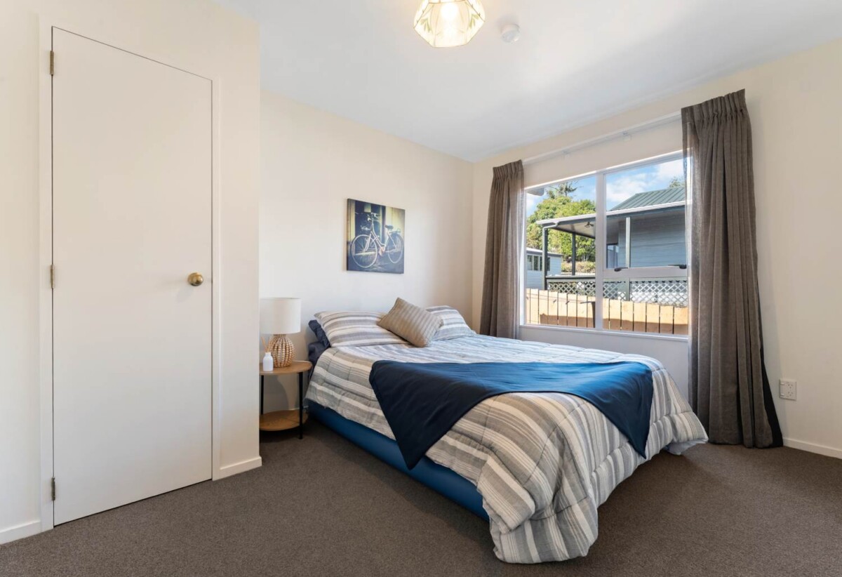 Must sell, Owners leaving NZ to be closer to family, 3 beds 1 baths house with garage, For added confidence, a building report is available to assist buyers with their due diligence., close to schools, shops, parks, 0.7 km to Sunnyvale School, 1/39 Sungrove Rise, Sunnyvale, Auckland