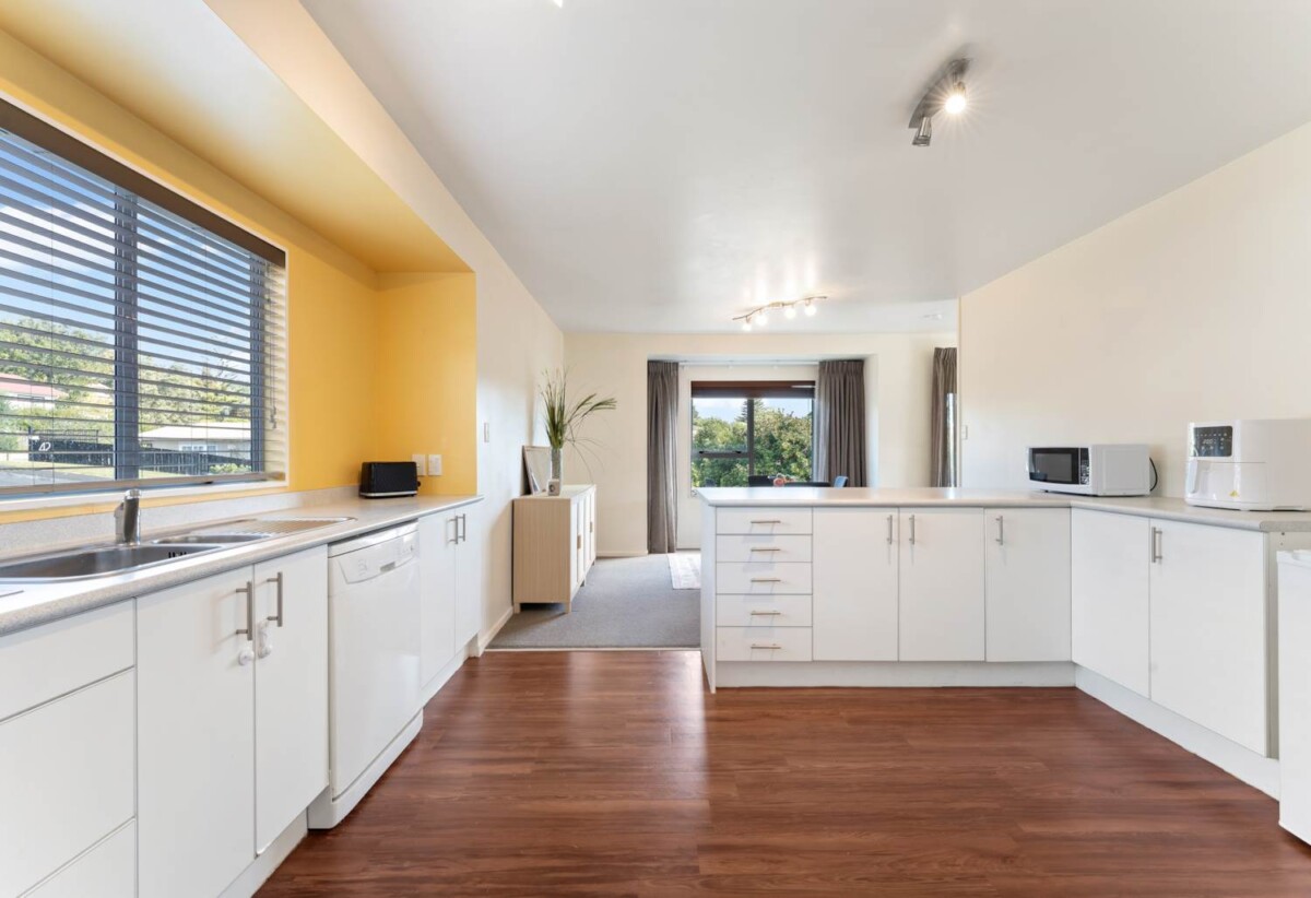 Must sell, Owners leaving NZ to be closer to family, 3 beds 1 baths house with garage, For added confidence, a building report is available to assist buyers with their due diligence., close to schools, shops, parks, 0.7 km to Sunnyvale School, 1/39 Sungrove Rise, Sunnyvale, Auckland